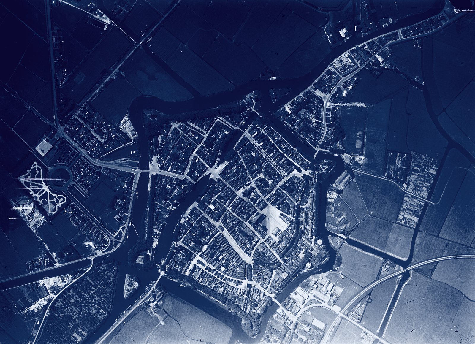 Historische luchtfoto van de stelling van Dokkum (collectie NIMH)