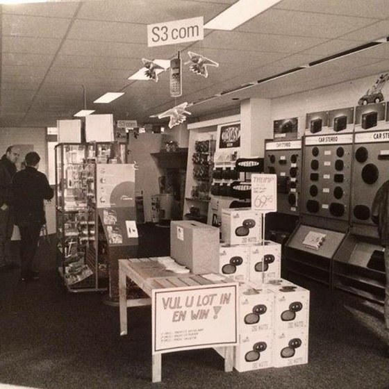 De winkel van Audiocom in de begintijd, met car stereo&rsquo;s en de eerste mobiele telefoons